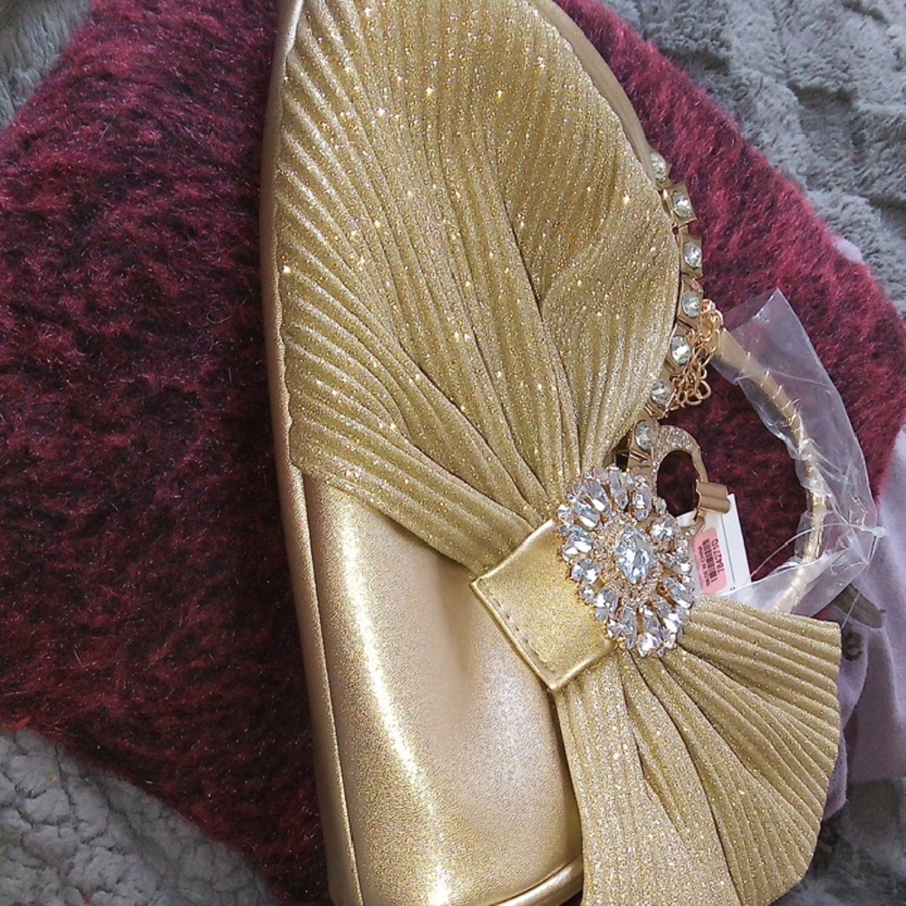 Elegant Gold Clutch with Crystal Embellishment
